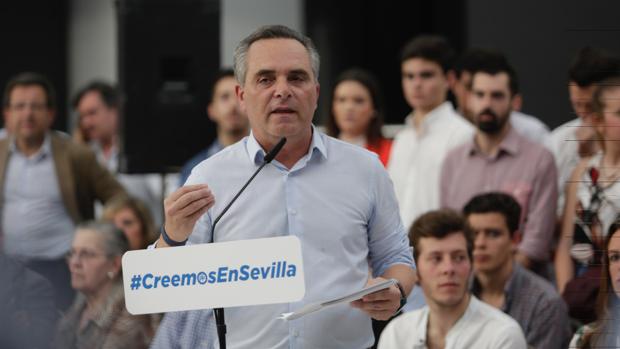 El actual presidente del PP de Sevilla, Juan Bueno, candidato a la reelección frente a Virginia Pérez