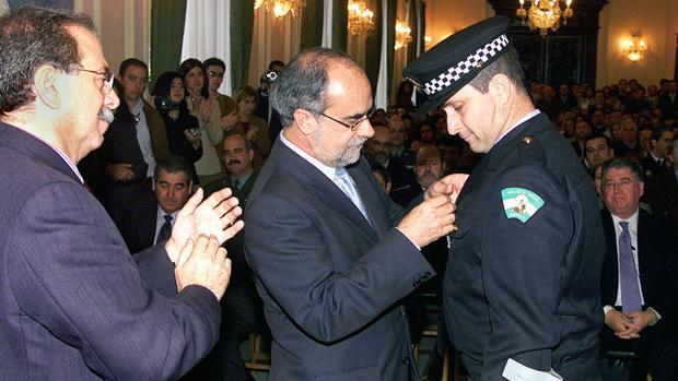 En 2003, el fallecido Alfonso Perales, por entonces consejero, impone una medalla a un policía local de Las Cabezas