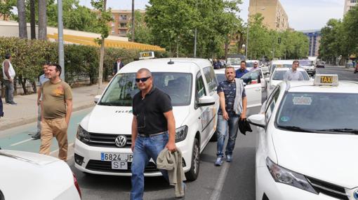 Los taxistas han entregado en la Delegación del Gobierno en Andalucía un escrito solicitando una reunión urgente para defender sus reivindicaciones frente a los VTC