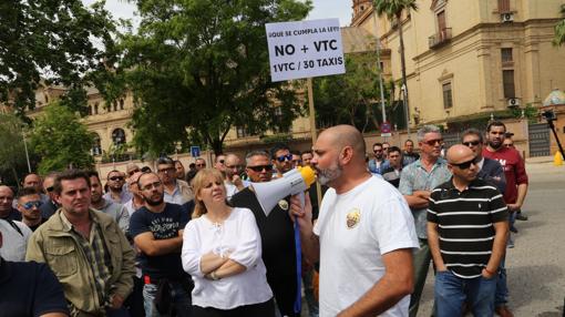 La manifestación de taxistas en contra de compañías como Uber y Cabify ha provocado un gran colapso de tráfico en el Centro de Sevilla