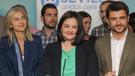 La candidata a la presidencia del PP de Sevilla, Virginia Pérez, en el centro