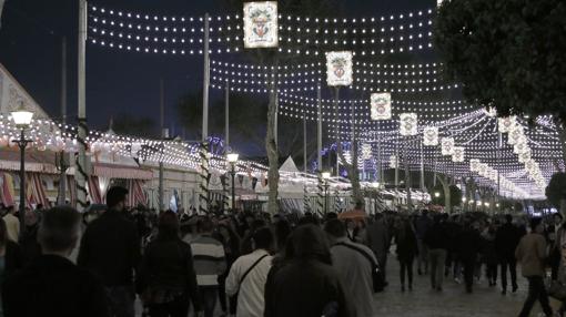 Ambiente en la Feria de Sevilla durante la prueba del «alumbrado»