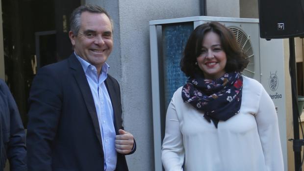 Los candidatos a la presidencia del PP sevillano, Juan Bueno y Virginia Pérez, en imagen de archivo