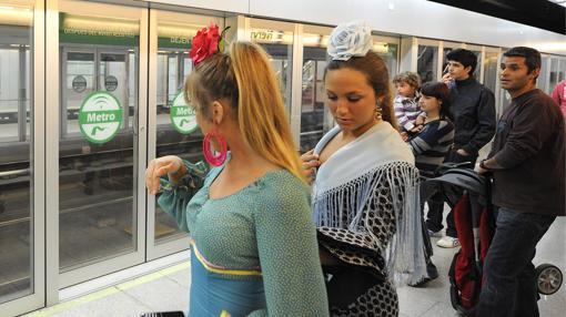 Grupo de personas cogen el Metro para ir al Real