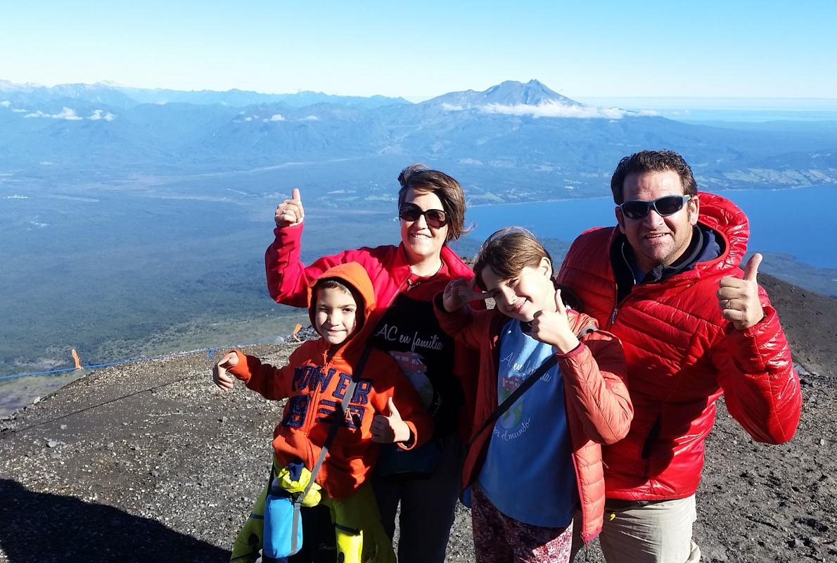 La famila Fernández junto a la cima del volcán Osorno (Chile)