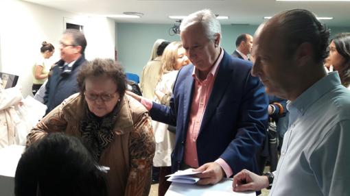 La presidenta de Cruz Roja de Sevilla, Amalia Gómez, votando junto a Javier Arenas