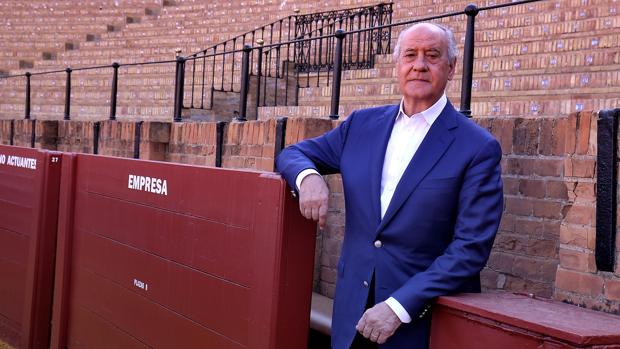 Ramón Valencia, en el callejón de la plaza de toros de la Real Maestranza