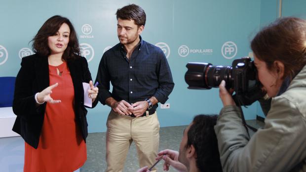 Virginia Pérez y Beltrán Pérez, durante la rueda de prensa de esta mañana en la sede del PP-Sevilla