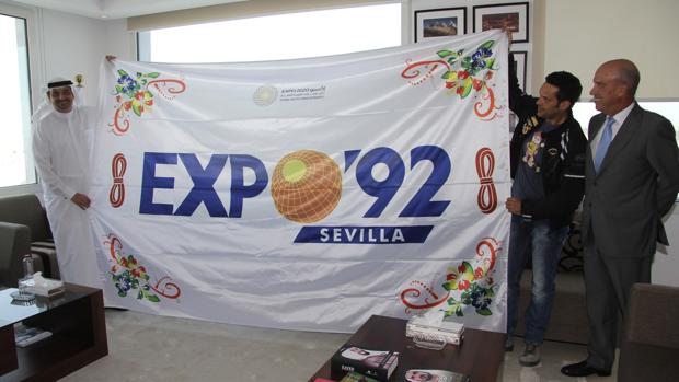 Un sevillano lleva la bandera de la Expo 92 a Dubai para hermanar la muestra sevillana con la de 2020