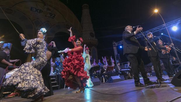 Escenario en la portada de la Feria colocado para el acto del alumbrado