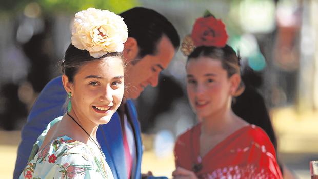 Jóvenes vestidas de flamenca ayer por las calles del real