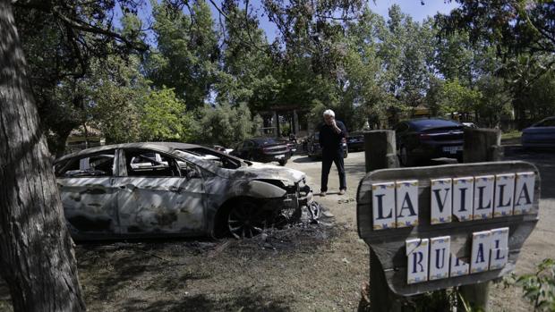 Los especialistas de incendios de la Guardia Civil analizó ayer losvehículos en el escenario del incendio