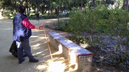 El banco del parque de María Luisa donde fue encontrada sin vida la joven