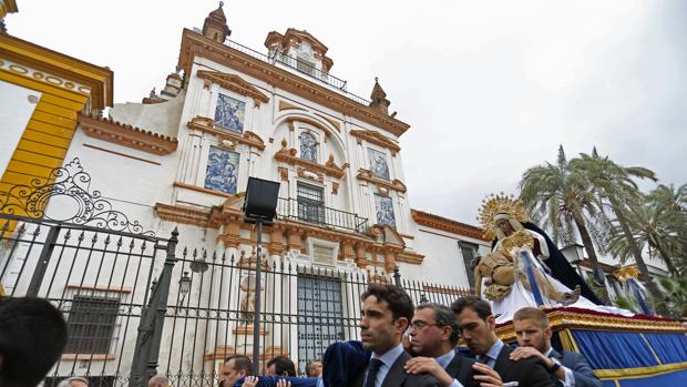 Fachada de la iglesia de San Jorge del Hospital de la Caridad, donde se aprecian los pináculos que ahora presentan fisuras y riesgo de desplome