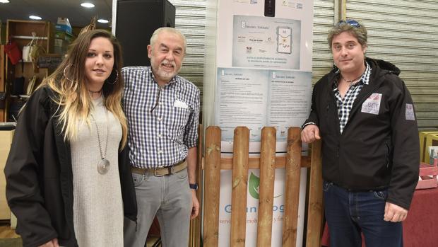 El delegado del Distrito Sur, Joaquín Castillo, junto a Ainhoa Crespo y Álvaro Saiz, de Nevera Solidaria