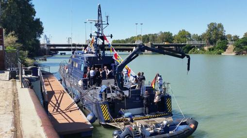 El barco, durante su llegada a Sevilla