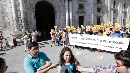 La presidenta del comité de huelga, Ana Rincón, atiende a los medios