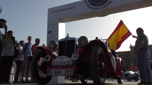 Cien joyas del automovilismo inician en Sevilla el Sotogrande Rally: cuando conducir es el premio