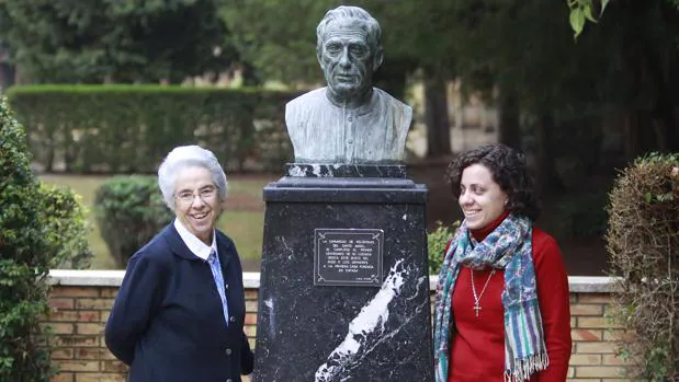 Las hermanas María Jesús Apesteguía y María Huertas, junto al busto de Ormieres en el colegio