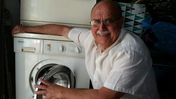 Antonio junto a su lavadora del año 89
