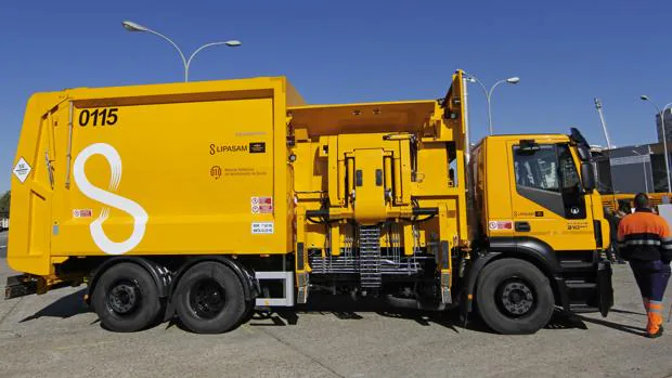 Los camiones de recogida de residuos de Lipasam de carga lateral aumentan la eficacia un 250 %