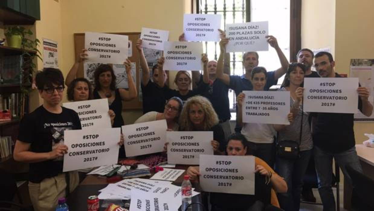 Parte del colectivo que se ha encerrado en el Ayuntamiento de Sevilla