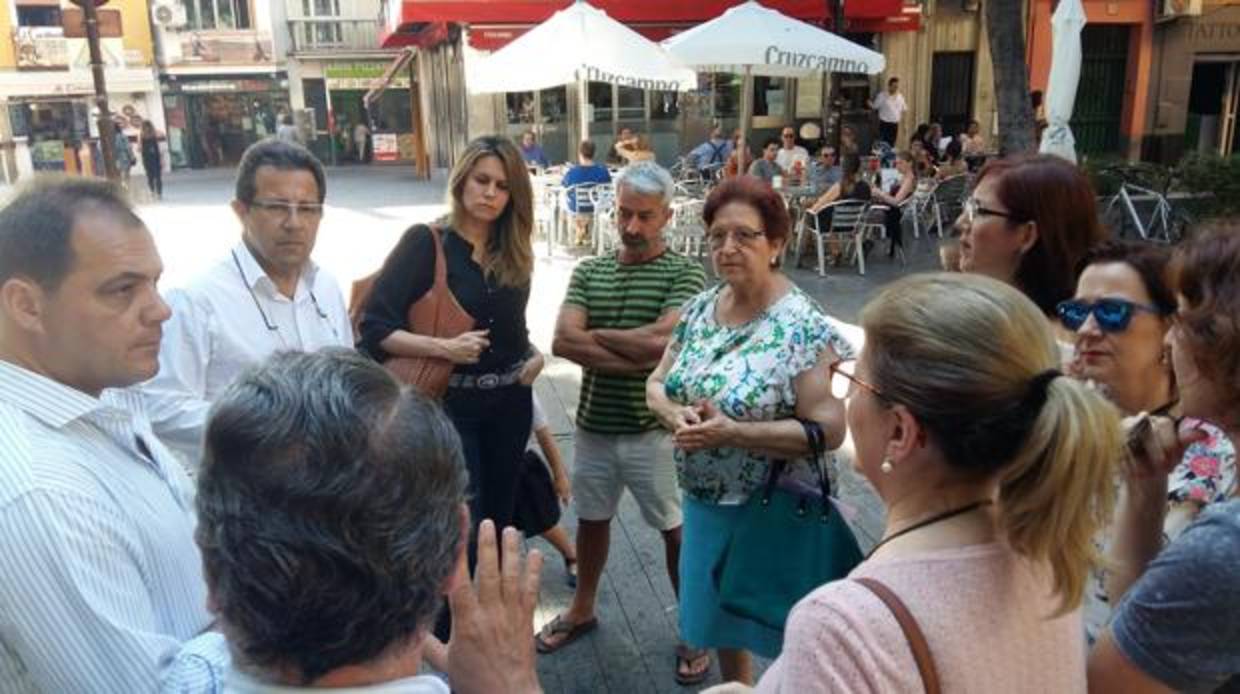 Díaz se ha reunido este jueves con los vecinos de la Alfalfa