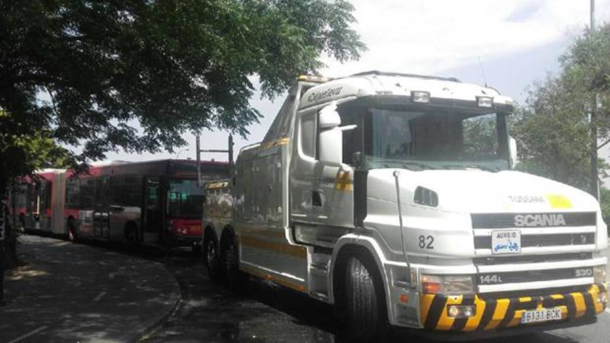 El autobús afectado por el fuego ya ha sido retirado