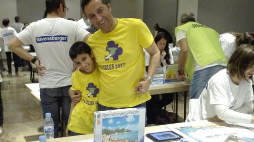 Jesús Aragón, padre e hijo participando en el torneo de puzzles