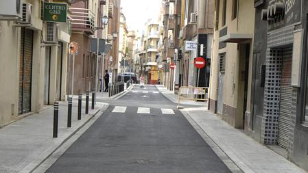 Calle Trastamara, donde el hormigón se ha volcado sobre los adoquines