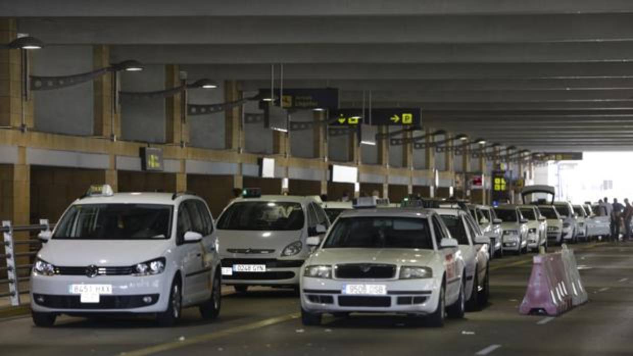 Taxis en el aeropuerto de Sevilla, en la mañana de este domingo