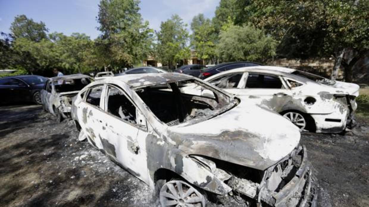 Coches de Cabify que fueron calcinados en Castilblanco