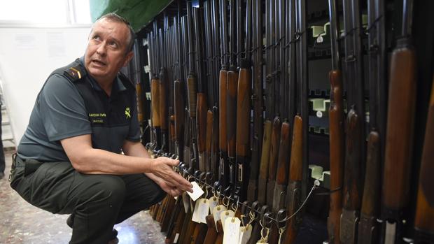La Guardia Civil subasta más de 700 armas al mejor postor en la Comandancia de Sevilla