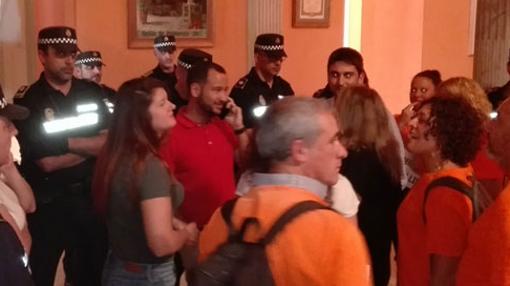 Los portavoces de Participa Sevilla e IU mediando entre la Policía Local y los manifestantes