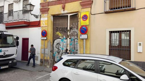 Los curiosos se asoman a la Puerta del convento en la calle Santa Clara