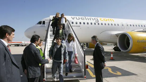 Pasajeros desembarcando de un avión de Vueling en el aeropuerto de Sevilla