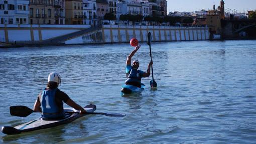 Práctica del kayak polo frente a la calle Betis