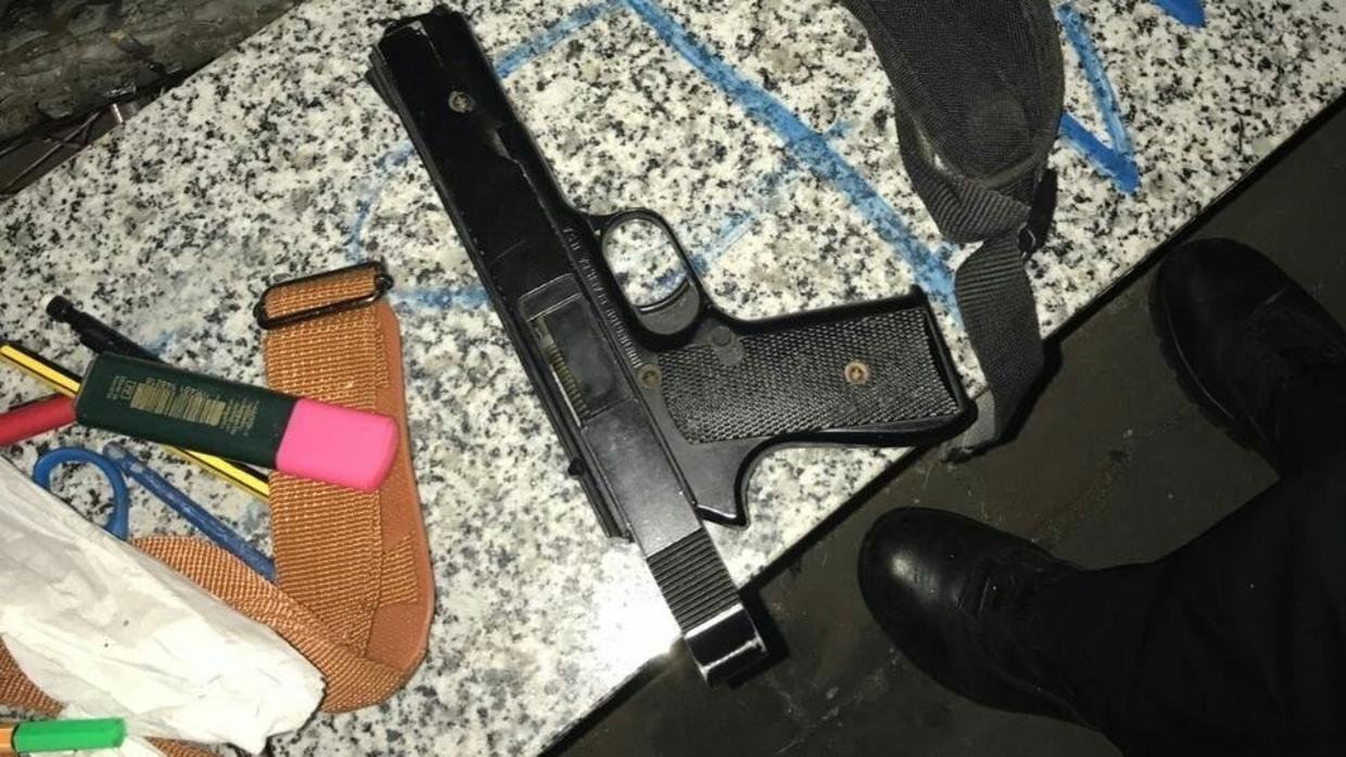 La pistola de balines que portaba el hombre que sacaba dinero en un cajero de Sevilla