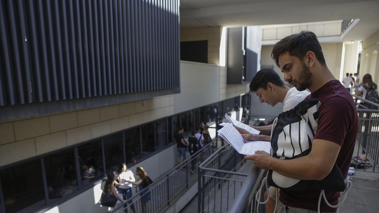 Un joven, antes de empezar las pruebas en la Facultad de Derecho