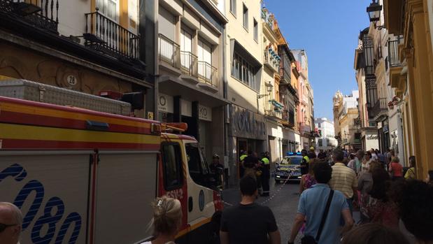 La calle Tetuán acordonada esta mañana por desprendimiento de un pequeño trozo de cornisa