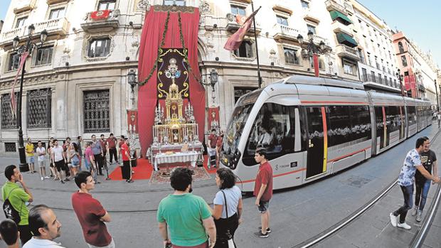 El calor sofocante no impidió el aumento de público y altares