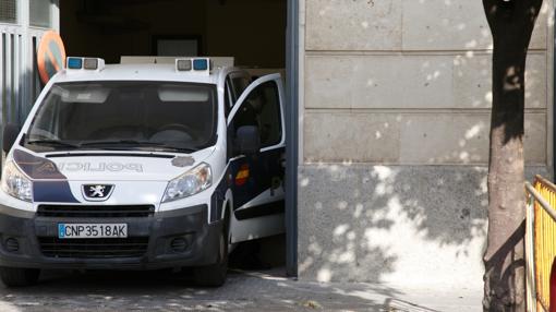 Un furgón policial llegando este jueves a los Juzgados de Sevilla