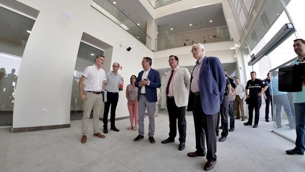 El alcalde, junto a los delegados de Seguridad y del Distrito en el hall de entrada de la nueva comisaría