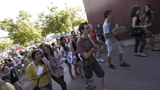 Alumnos entrando en la Escuela Superior de Ingenieros de Sevilla