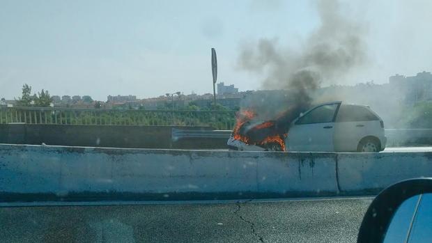 Coche ardiendo en el Puente del Centenario en Sevilla