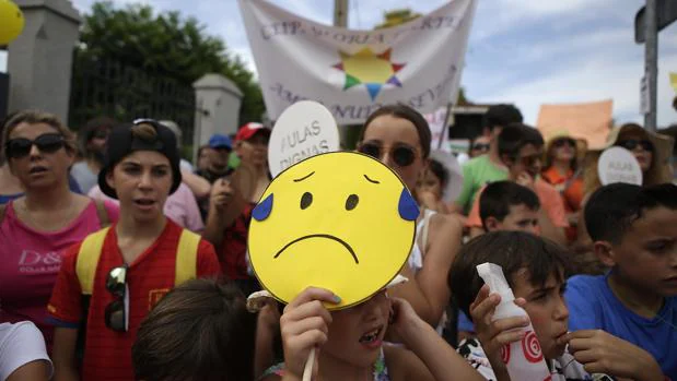 Manifestación frente al Parlamento de Andalucía de padres por el calor en los colegios
