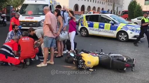 Los Servicios de Emergencia atendiendo al accidentado