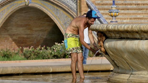 Podemos pide derogar la normativa que prohíbe bañarse en las fuentes