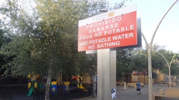 Cartel prohibiendo el baño en una fuente en La Alameda