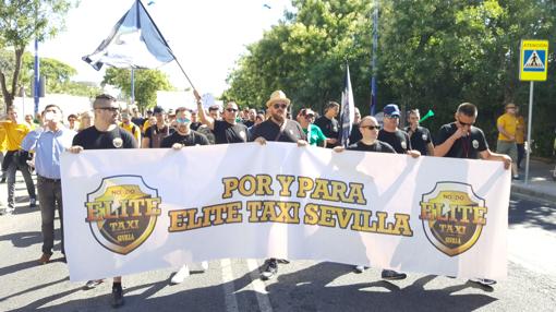 Las cuatro asociaciones del taxi en Sevilla están presentes en la manifestación